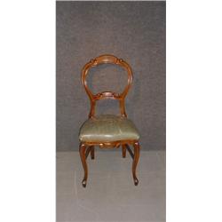 Un ensemble de 8 chaises de salle à manger victoriennes en acajou, sur des pieds cambrés....