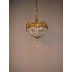 Un plafonnier en bronze doré et cristal à décor de guirlandes....