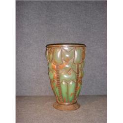 Un vase Art Deco en verre moulé vert et orange dans une monture en fer forgé, probablement par Sc...