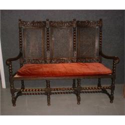 Un ensemble de sièges cannés de style jacobéen en chêne, comprenant 2 fauteuils et 1 canapé, les...