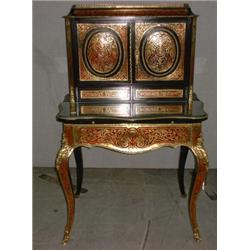 Un bonheur du jour de style Boulle, la partie supérieure munie de 2 portes au-dessus de...