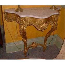 Une console en bois doré de style Louis XV, de la fin du 19e Siècle, le dessus de marbre blanc ch...