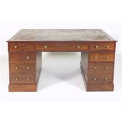 Un bureau victorien en acajou, le plateau gainé de cuir brun au-dessus de 3 tiroirs en ceinture,...