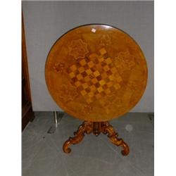 Une table à jeux circulaire du 19e Siècle, le plateau rabattable marqueté d'un damier et de motif...