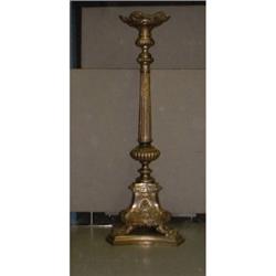 Une lampe de parquet de sanctuaire en métal argenté, la base tripode supportant trois pieds en fo...