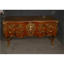 Une commode en bois de placage de style Louis XV d'après 1a commode de Charles Cressent dans la W...