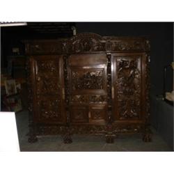 Un cabinet en noyer dans le style de la Renaissance italienne, la partie centrale munie d'un abat...