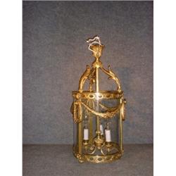 Une lanterne circulaire de style Louis XVI en bronze doré....