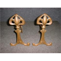 Une paire de petits chenêts Art Nouveau en laiton....