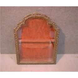 Une vitrine murale chantournée en papier mâché....