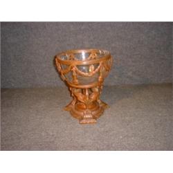 Un centre de table en bronze patiné, le bol en verre soufflé bordé de guirlandes, sur une base or...