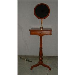 Une barbière en acajou, le miroir circulaire ajustable au-dessus d'un tiroir en ceinture, sur une...