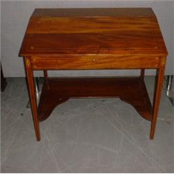 Un bureau d'enfant en pente d'époque edwardienne en acajou à filets de bois satiné muni d'un tiro...