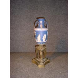 Une base de lampe en biscuit bleu style Wedgwood à décor de frise de personnages antiques blanche...