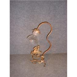 Une lampe en bronze patiné ornée d'un chérubin à cheval....