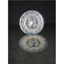 Une paire d'assiettes en faïence de Moustiers de la fin du 19e Siècle à décor bleu de chérubin et...