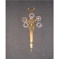 Une paire d'appliques de style Louis XVI en bronze doré à décor de rubans, supportant 5 globes....