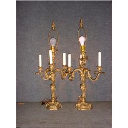 Une paire de candélabres de style Louis XV à 4 branches de lumière en métal doré, électrifiés....