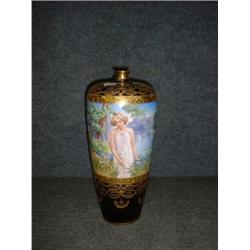 Un vase Art Nouveau en porcelaine de Dresde à décor de jeune femme dans un paysage lacustre sur f...