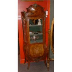 Une vitrine de style Louis XV en bois de placage marquetée de fleurs, de forme violonnée et bombé...
