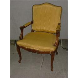 Un fauteuil du 19e Siècle de style Louis XV, sur des pieds cambrés....