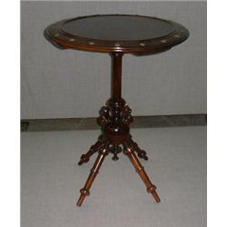 Un guéridon de la fin du 19e Siècle en acajou, le plateau circulaire mouluré clouté de laiton sur...