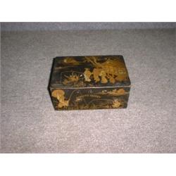 Une boîte à biscuits en papier mâché à décor de pècheurs dorés sur fond noir....