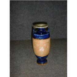 Un vase en grès de Royal Doulton à décor fleuri sur fond beige et bleu cobalt....