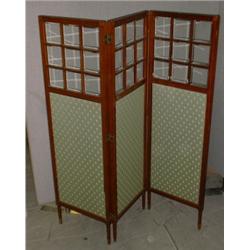 Un paravent à trois feuilles en acajou, de style Empire, la partie supérieure ornée de petits pan...