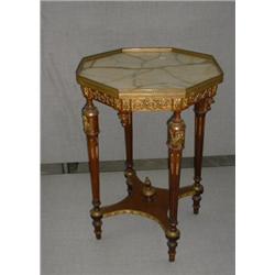 Un guéridon octogonal en acajou, le plateau de marbre blanc (endommagé) bordé d'une galerie en la...