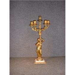 Une paire de candélabres à 5 branches de lumière de style Empire, en bronze doré supportés par de...