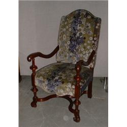 Un fauteuil de style jacobéen sur des pieds bagués réunis par un entretoise en "x"....