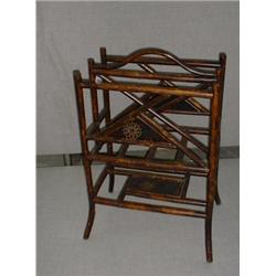 Un "Canterbury" de la fin du 19e Siècle en faux bambou....