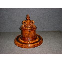 Un pot à tabac couvert sur présentoir en poterie de Dion de l'Ancienne Lorette du 19e Siècle à dé...