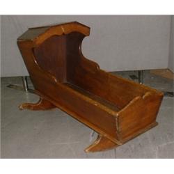 Un berceau sur patins du 19e Siècle en pin, le ciel et la base découpés....