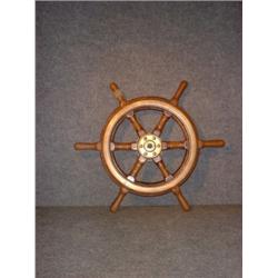 Une petite roue de bateau en acajou bordée de laiton....