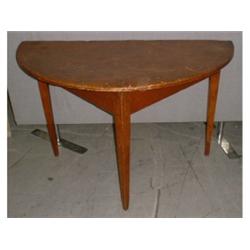 Une table-console québécoise du 19e Siècle en pin, de forme demi-lune sur des pieds carrés fuselé...