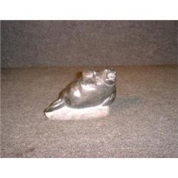 Une sculpture inuit en stéatite représentant un phoque, signé: "Apilie Sala"....