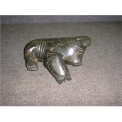 Une sculpture inuit en stéatite représentant un morse et son petit....