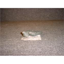 Une sculpture inuit en stéatite représentant deux phoques....