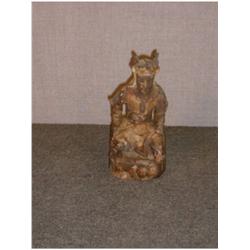 Une sculpture sur bois chinoise ancienne représentant une divinité assise....