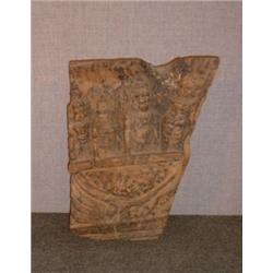 Un relief indien en bois, probablement du 17e Siècle représentant 4 divinités dans un bateau....