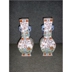 Une paire de vases en porcelaine de Chine à décor de prunus polychromes sur fond blanc....