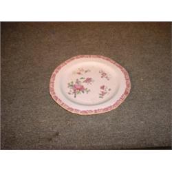 Une assiette de la fin du 18e Siècle en porcelaine de la Compagnie des Indes décorée d'un semis d...