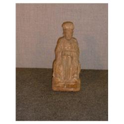 Une sculpture sur bois chinoise ancienne représentant une divinité assise....