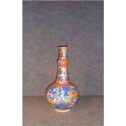 Un vase en forme de gourde en porcelaine de Kutani de la fin du 19e Siècle à décor de personnages...