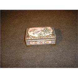 Une boîte chinoise en émail à décor polychrome d'oiseaux et de fleurs....