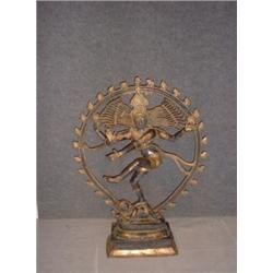 Un groupe indien du 19e Siècle en bronze patiné et doré représentant une déesse munie de...