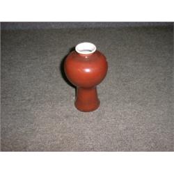 Un petit vase en porcelaine de Chine ancienne sang de boeuf, (cheveu)....