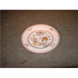 Une assiette de la fin du 18e Siècle en porcelaine de la Compagnie des Indes à décor polychrome d...